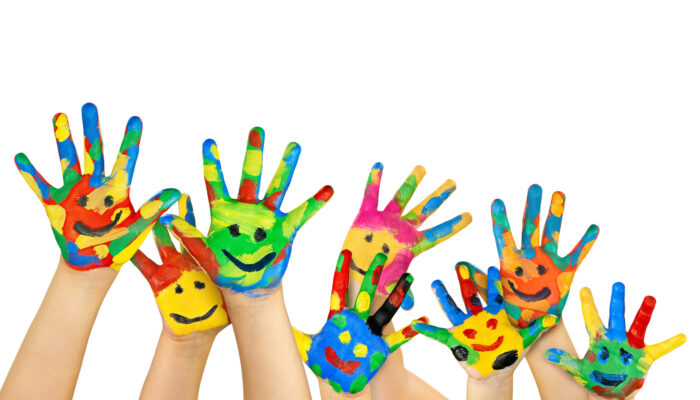 viele bemalte bunte Kinderhände